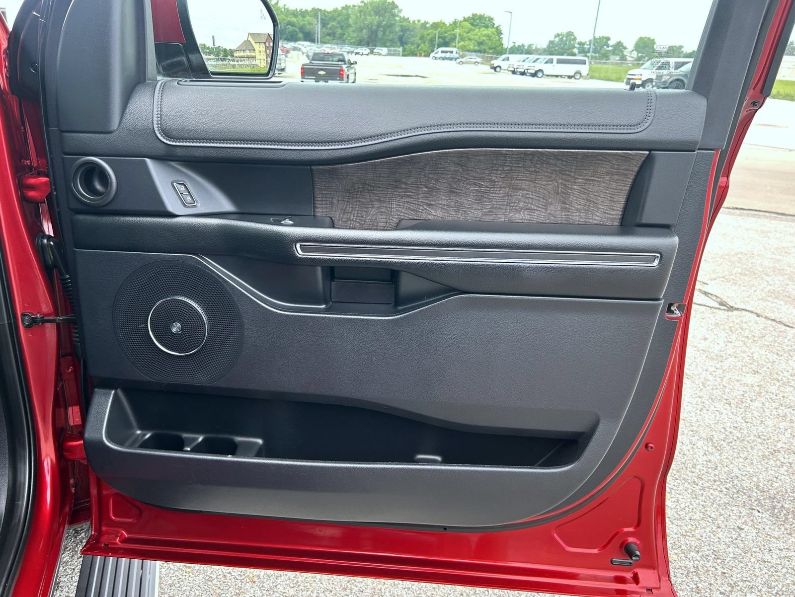 Used 2019 Ford Expedition Limited w/ Equipment Group 301A AWD/4WD image 15