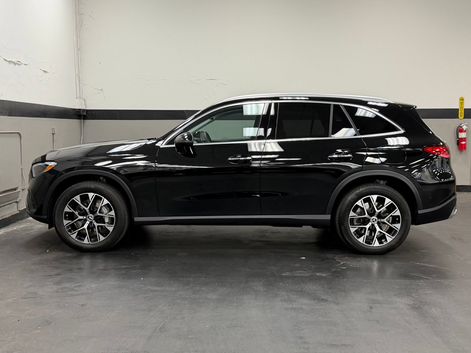 Used 2025 Mercedes-Benz GLC 350e 4MATIC image 8