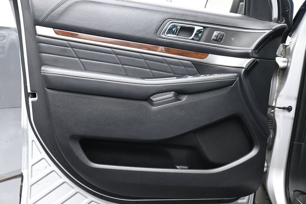 Used 2017 Ford Explorer Platinum AWD/4WD image 9