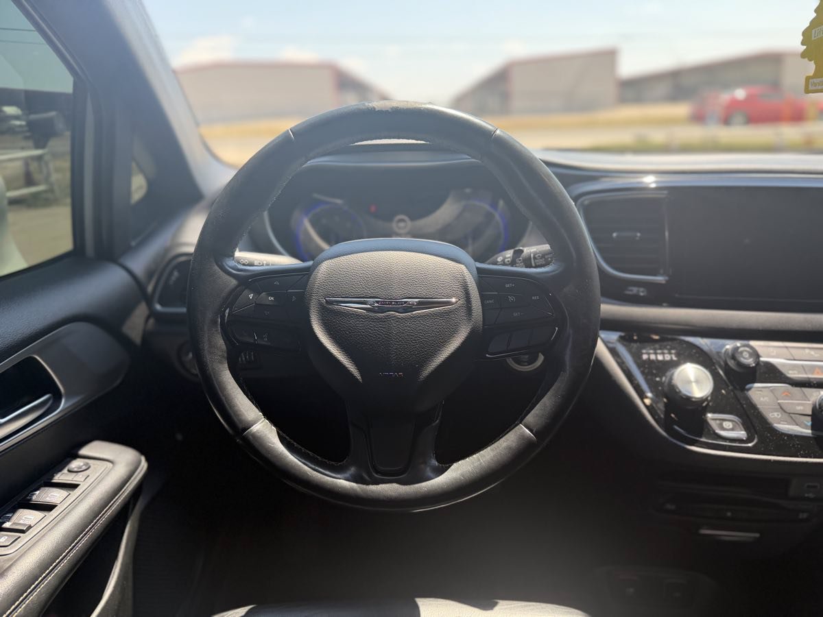 Used 2018 Chrysler Pacifica Touring-L Plus FWD image 11