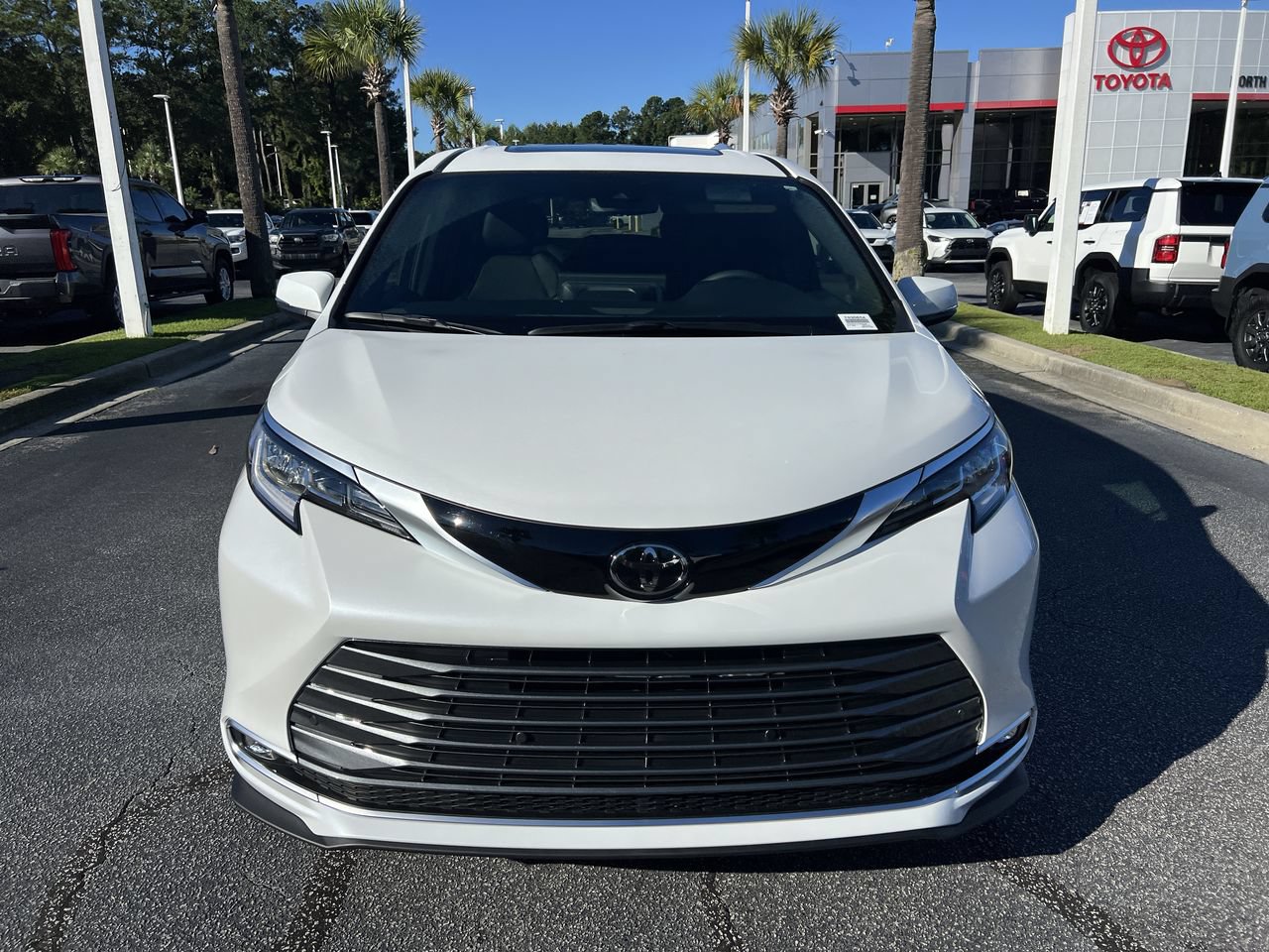 Used 2026 Toyota Sienna Limited FWD image 3