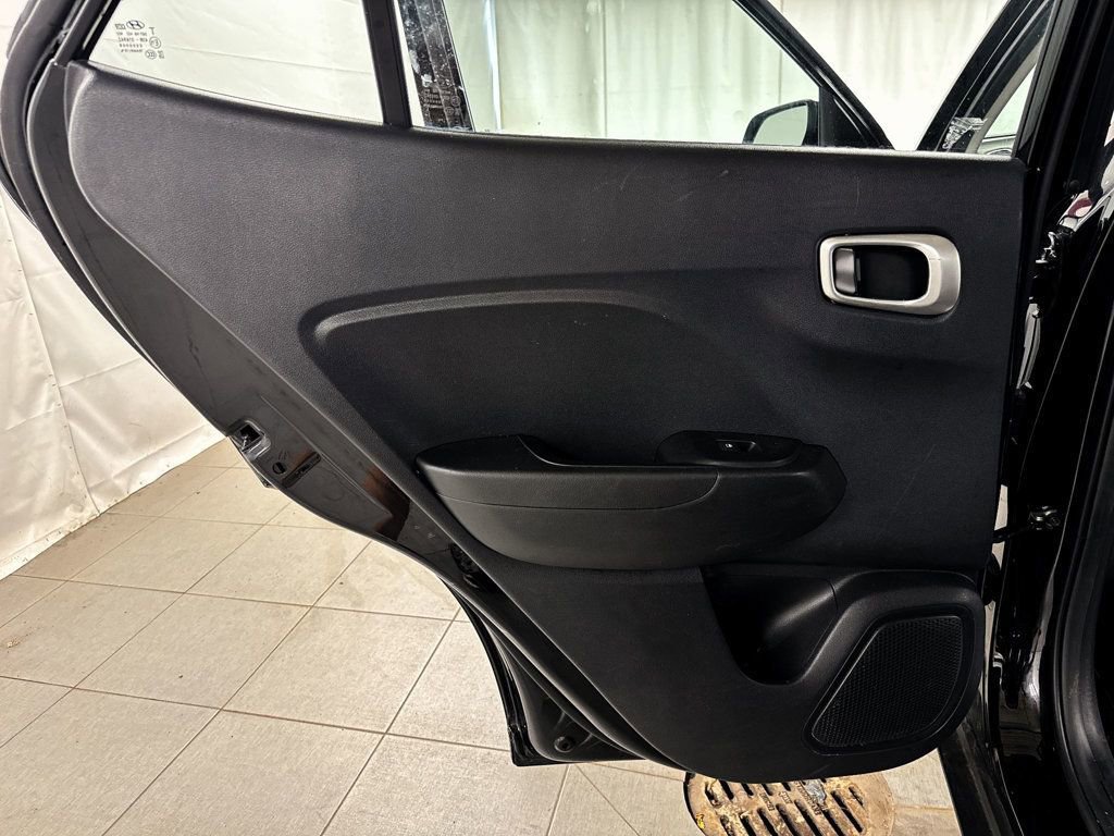 Used 2020 Hyundai Venue SE image 14