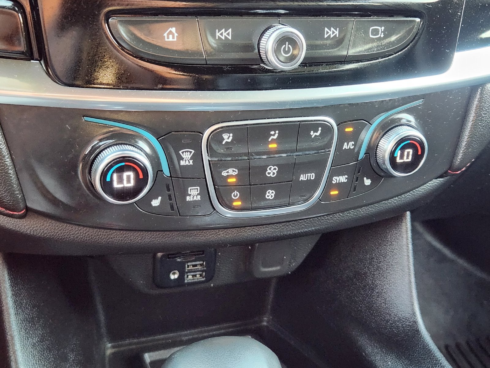 Used 2023 Chevrolet Traverse RS FWD image 20