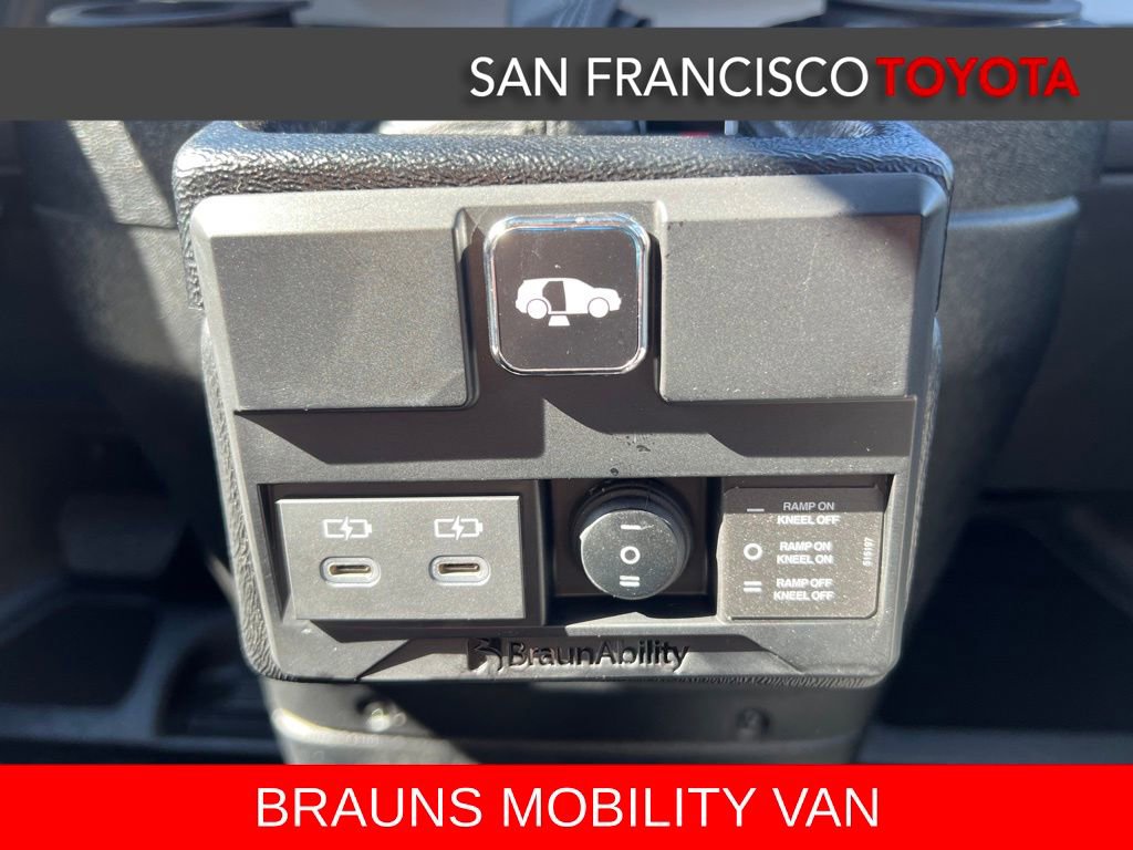Used 2026 Toyota Sienna XLE FWD image 35