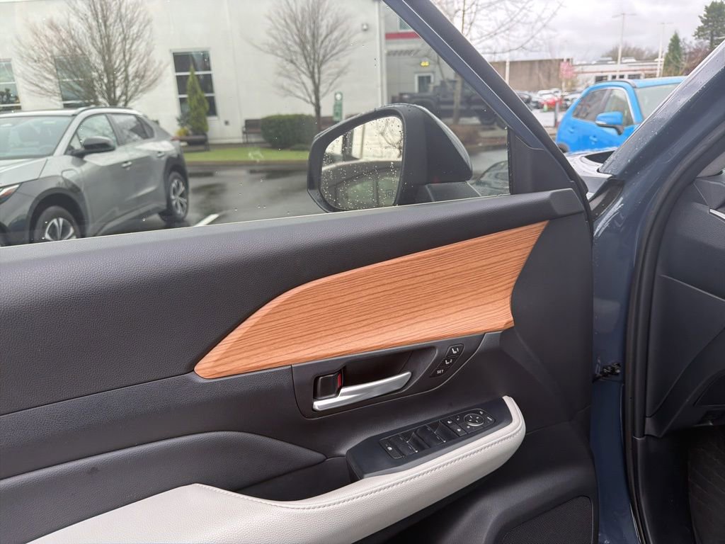 Used 2024 Toyota Grand Highlander Platinum image 2