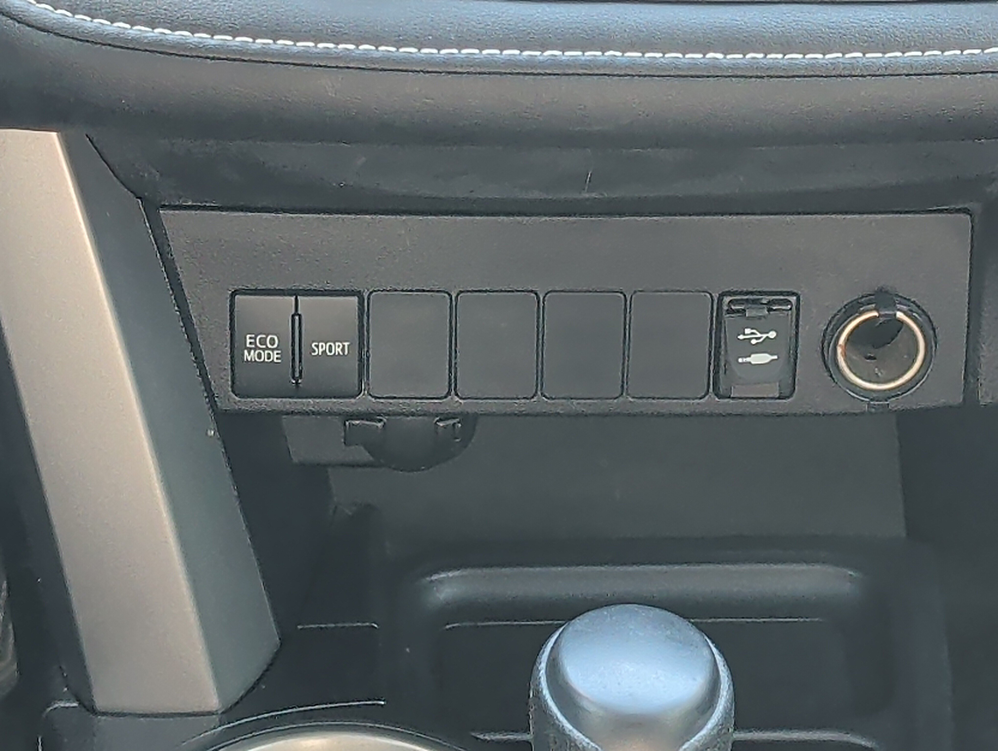 Used 2016 Toyota RAV4 XLE AWD/4WD image 31