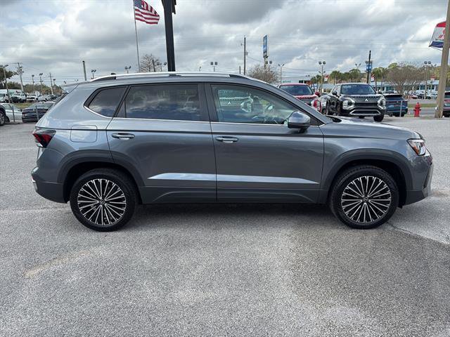 Certified 2025 Volkswagen Taos SE FWD image 7
