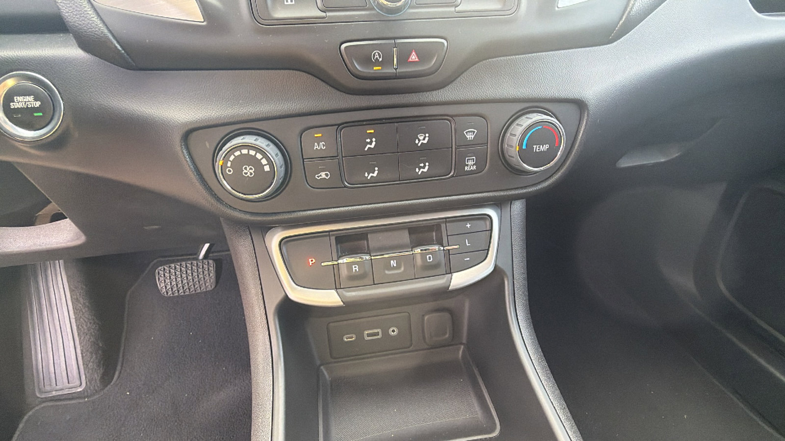Used 2022 GMC Terrain SLE FWD image 30