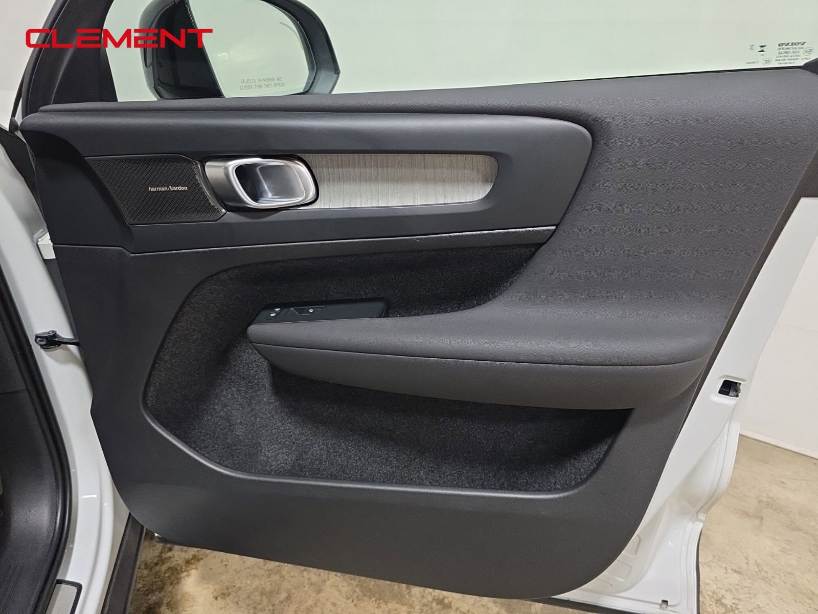 Used 2023 Volvo XC40 B5 Ultimate image 33