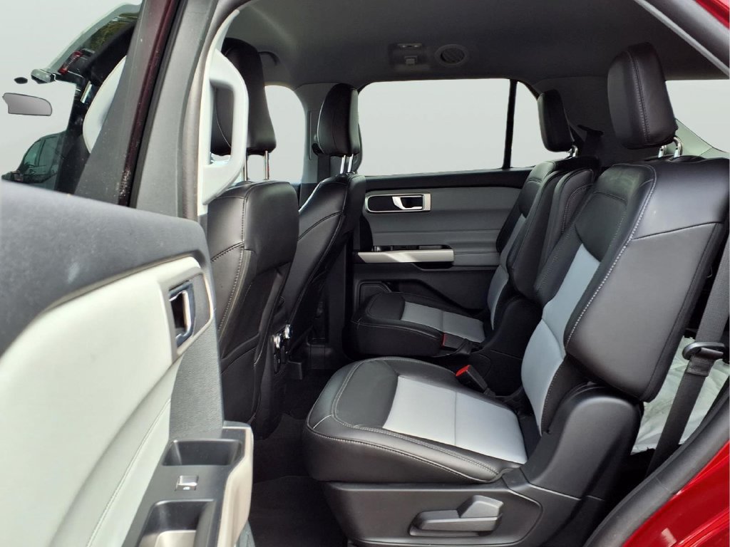 Used 2024 Ford Explorer XLT w/ Equipment Group 202A AWD/4WD image 9