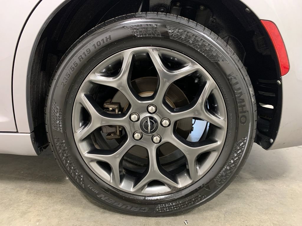 Used 2018 Chrysler 300 S w/ 300S Premium Group image 23