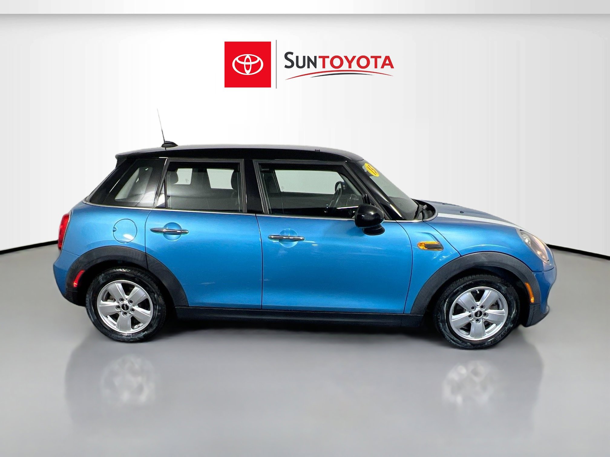 Used 2015 MINI Cooper 4-Door Hardtop FWD image 2
