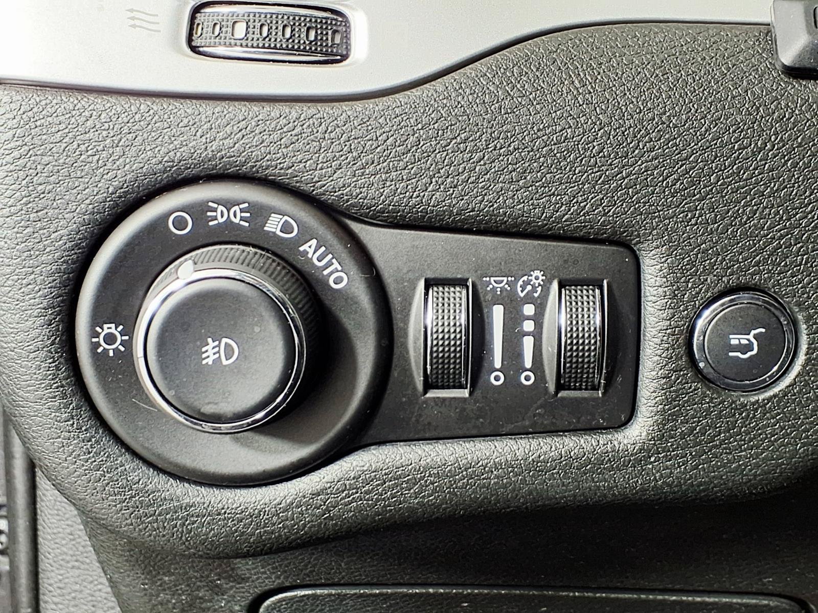 Used 2015 Jeep Cherokee Trailhawk w/ Comfort/Convenience Group AWD/4WD image 16