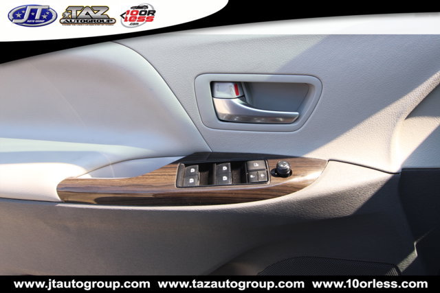 Used 2018 Toyota Sienna XLE Premium w/ Carpet Mat Package FWD image 12