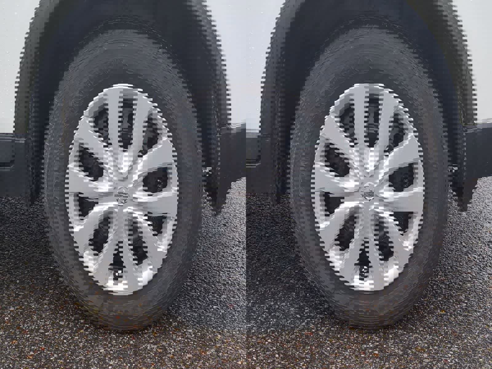 Used 2018 Nissan Rogue S AWD/4WD image 13