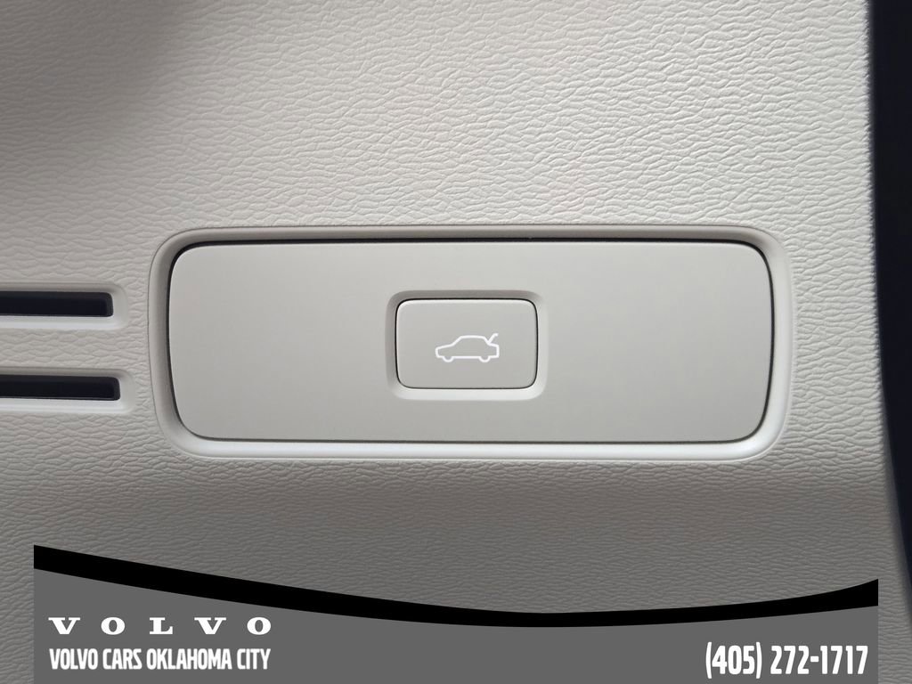 Certified 2023 Volvo XC40 B5 Ultimate w/ Protection Package Premier image 21