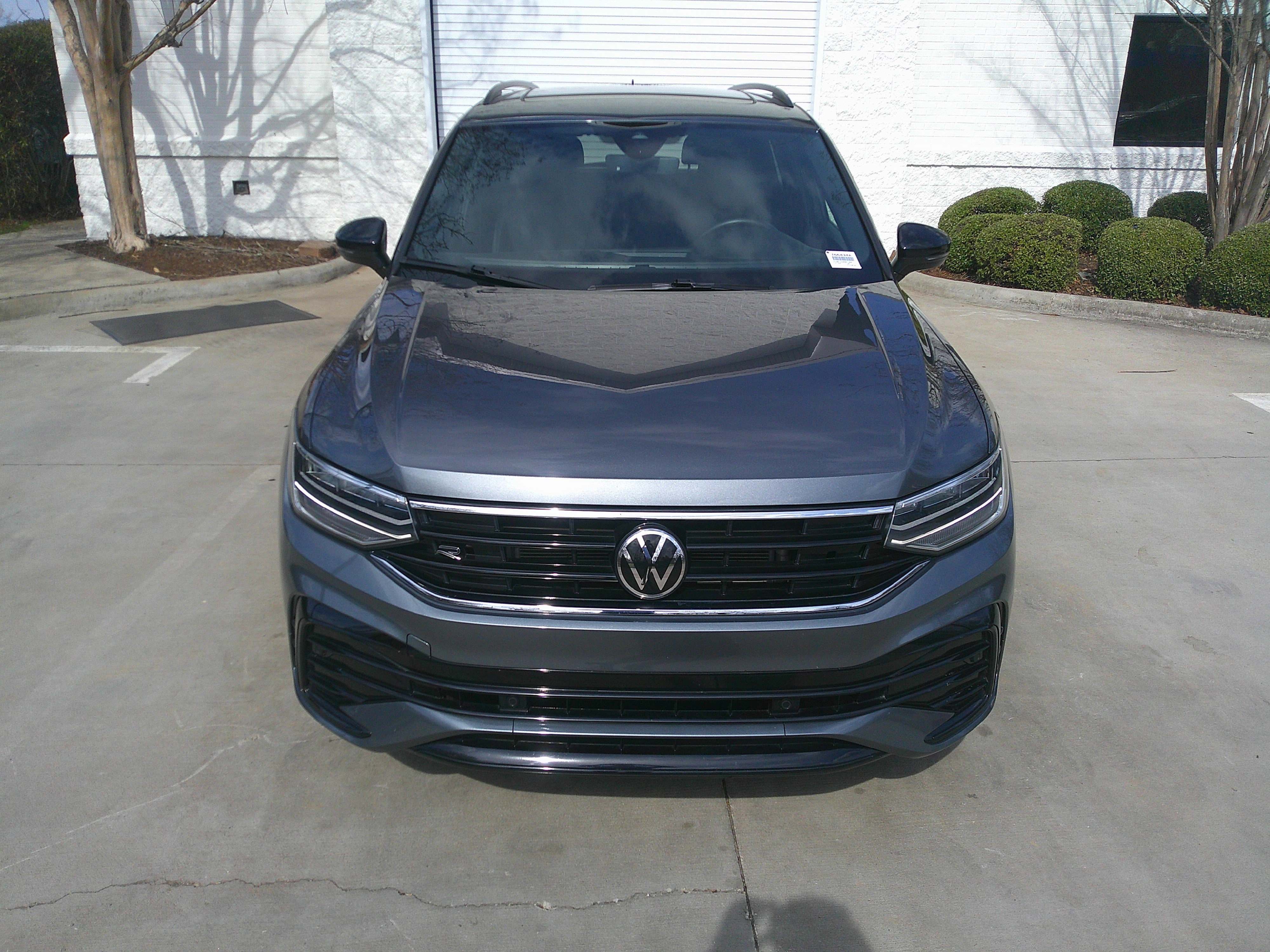 Used 2024 Volkswagen Tiguan SE R-Line image 3