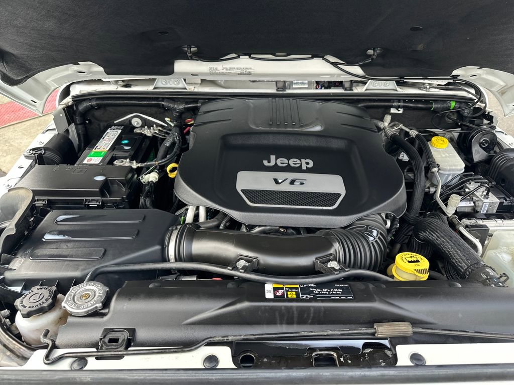 Used 2018 Jeep Wrangler Unlimited Sahara w/ Connectivity Group AWD/4WD image 28