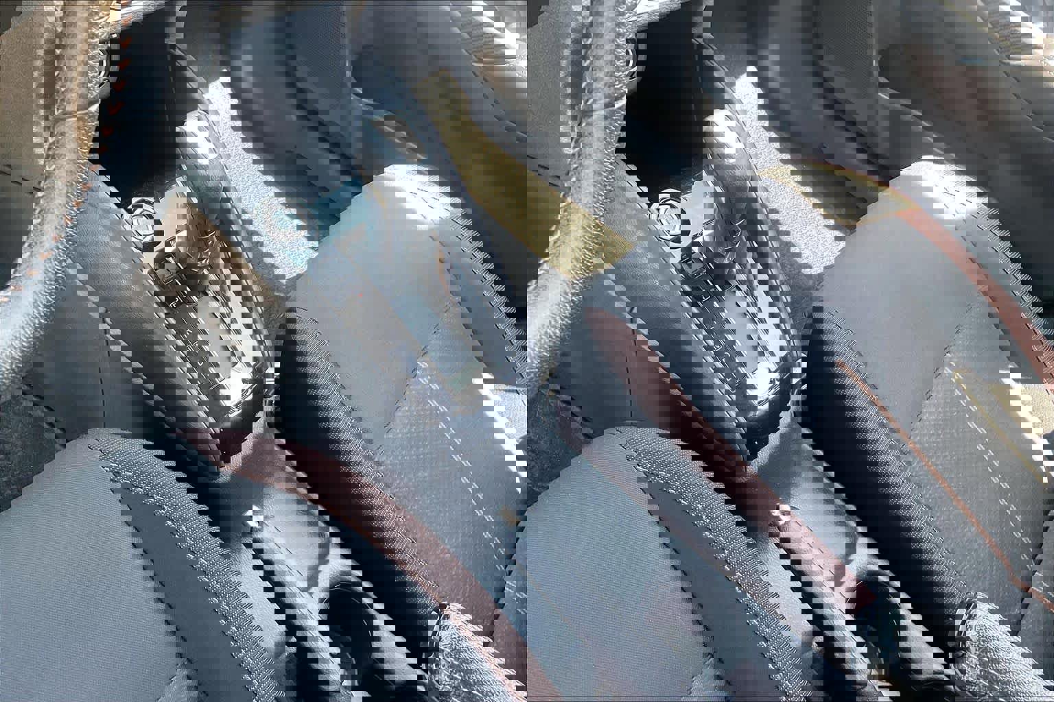 Used 2021 Nissan Versa SR w/ Convenience Package image 16