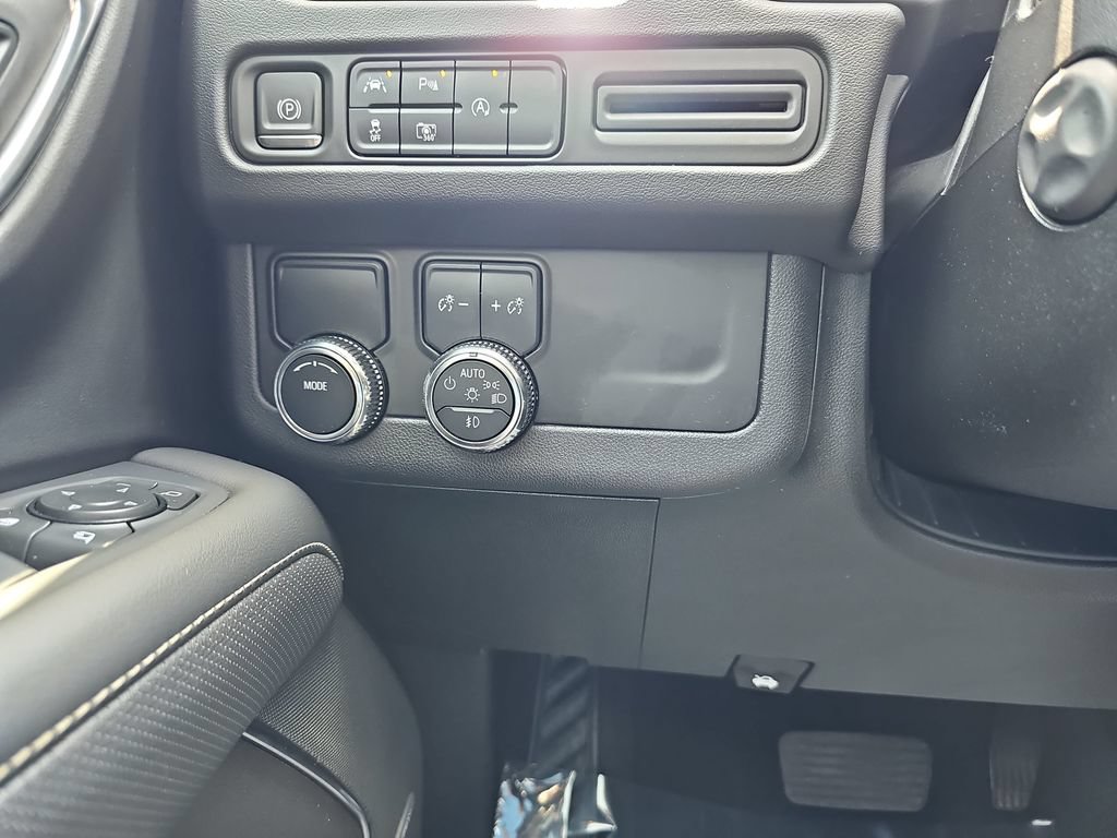 Used 2023 GMC Yukon SLT w/ SLT Luxury Package RWD image 35