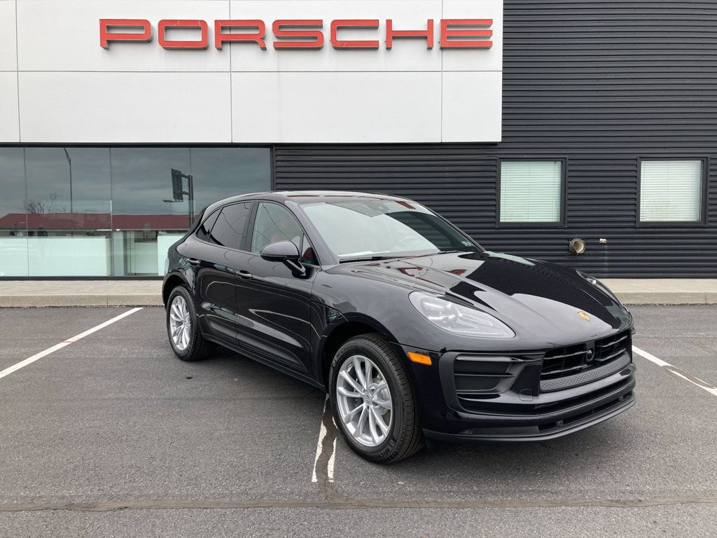 Used 2025 Porsche Macan AWD/4WD image 9