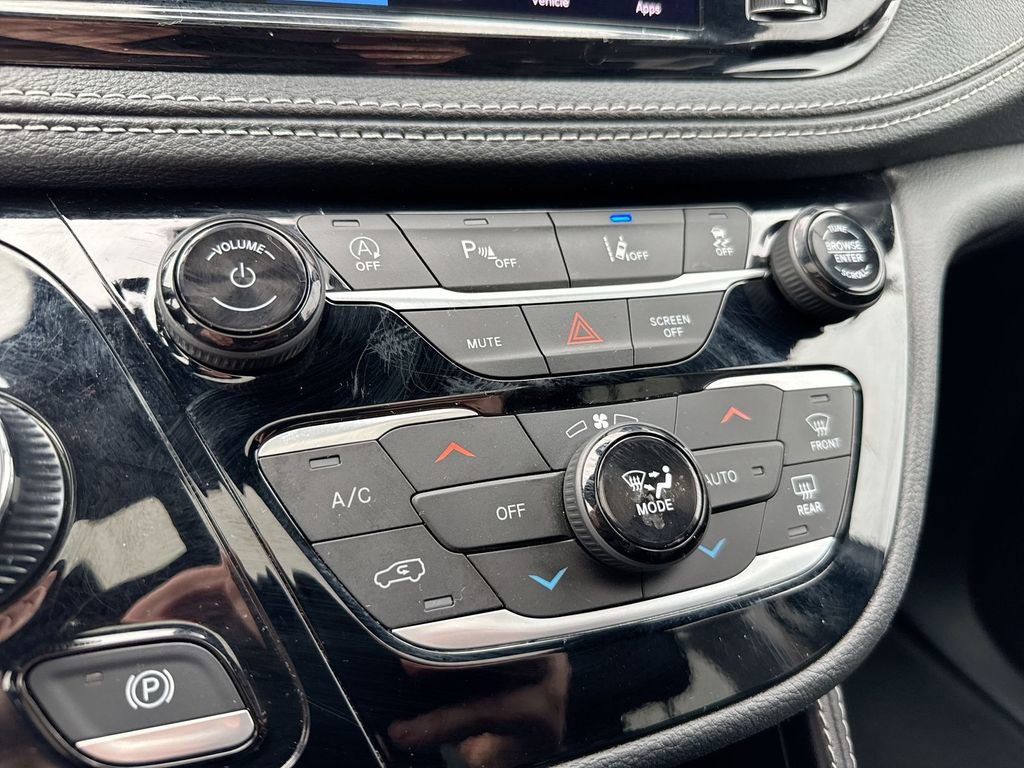 Used 2025 Chrysler Pacifica Limited image 17