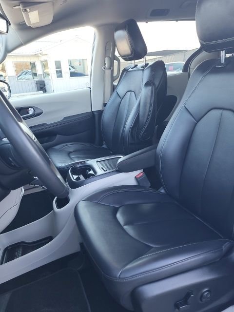 Used 2024 Chrysler Pacifica Touring-L image 5