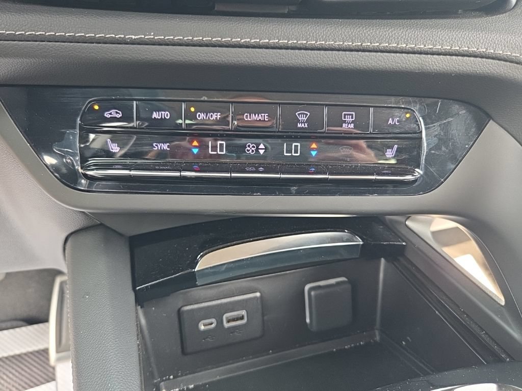 Used 2023 Buick Envision Essence w/ Sport Touring Package AWD/4WD image 31