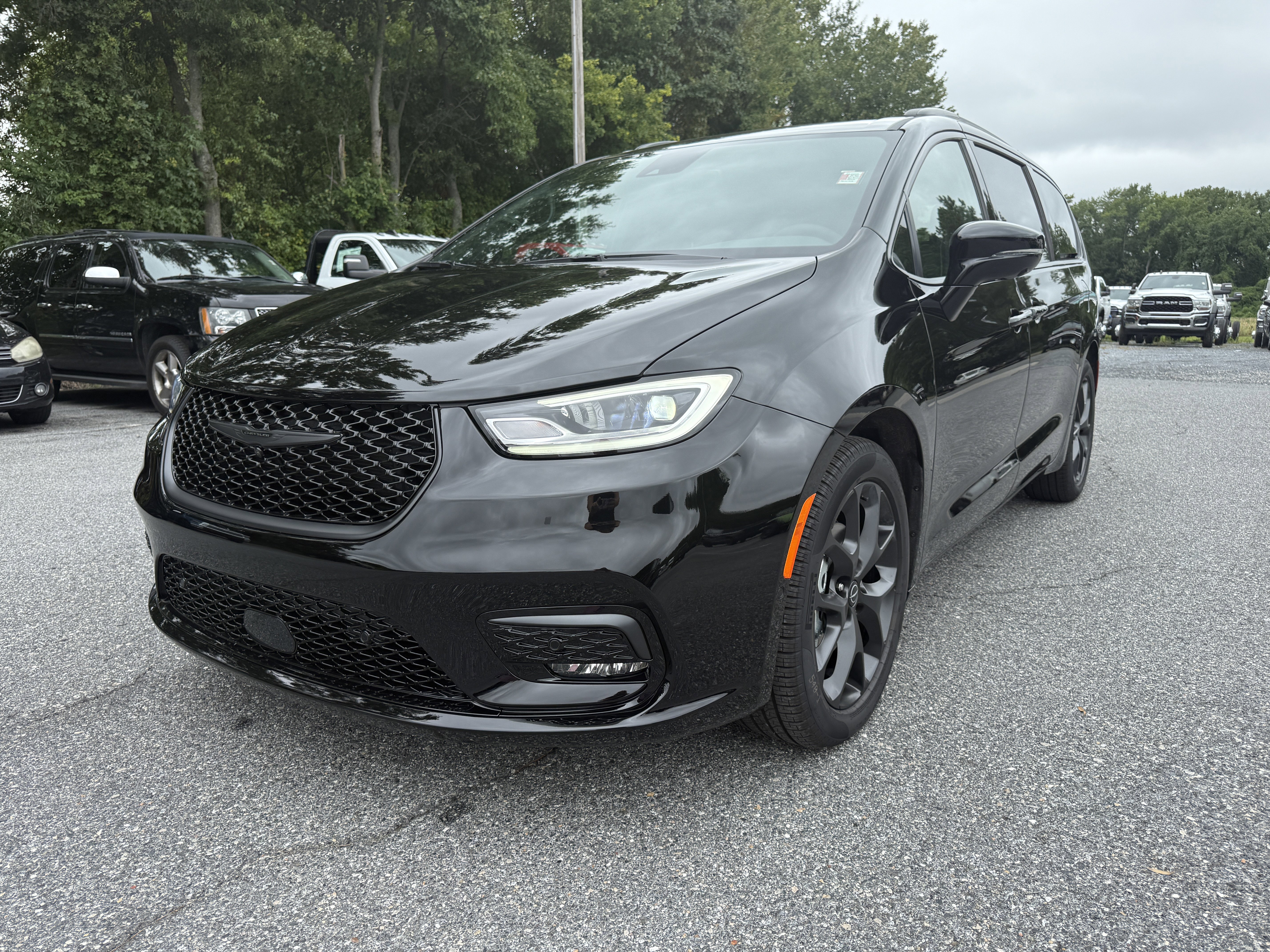 New 2026 Chrysler Pacifica Limited image 3