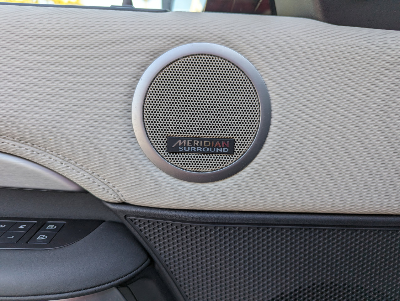 Used 2024 Land Rover Discovery Dynamic SE image 9