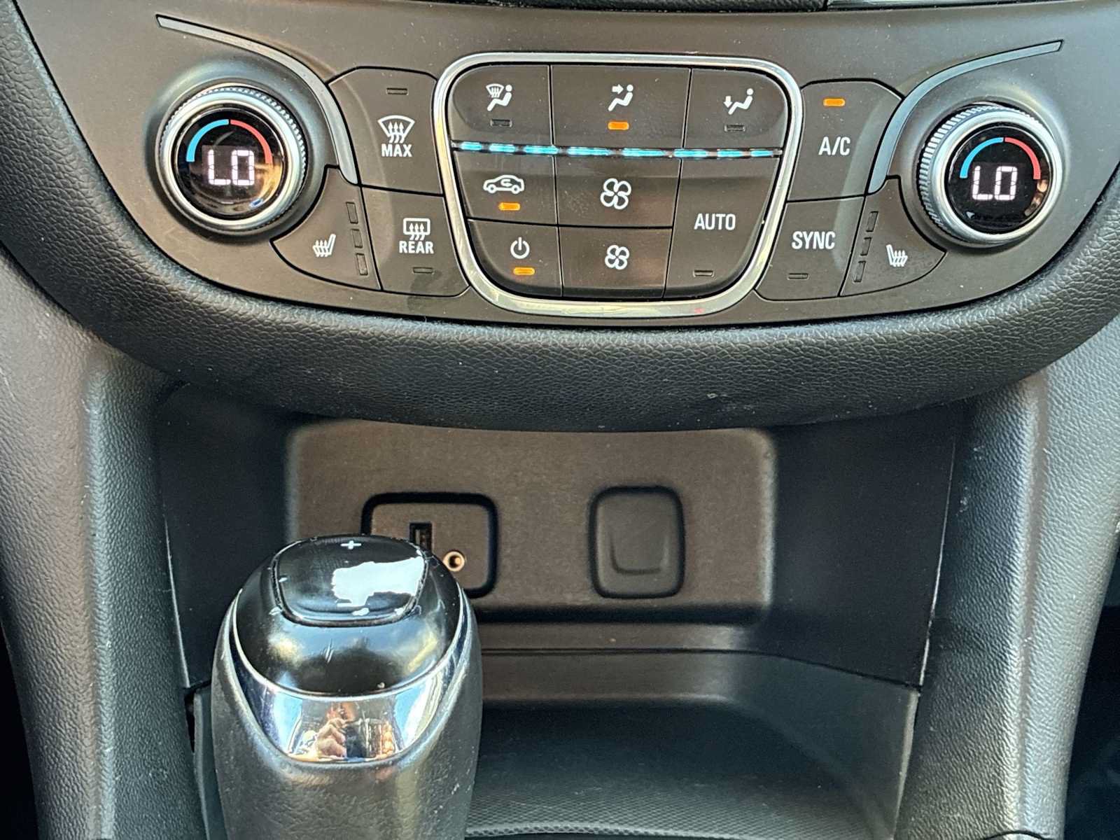 Used 2018 Chevrolet Equinox LT AWD/4WD image 16