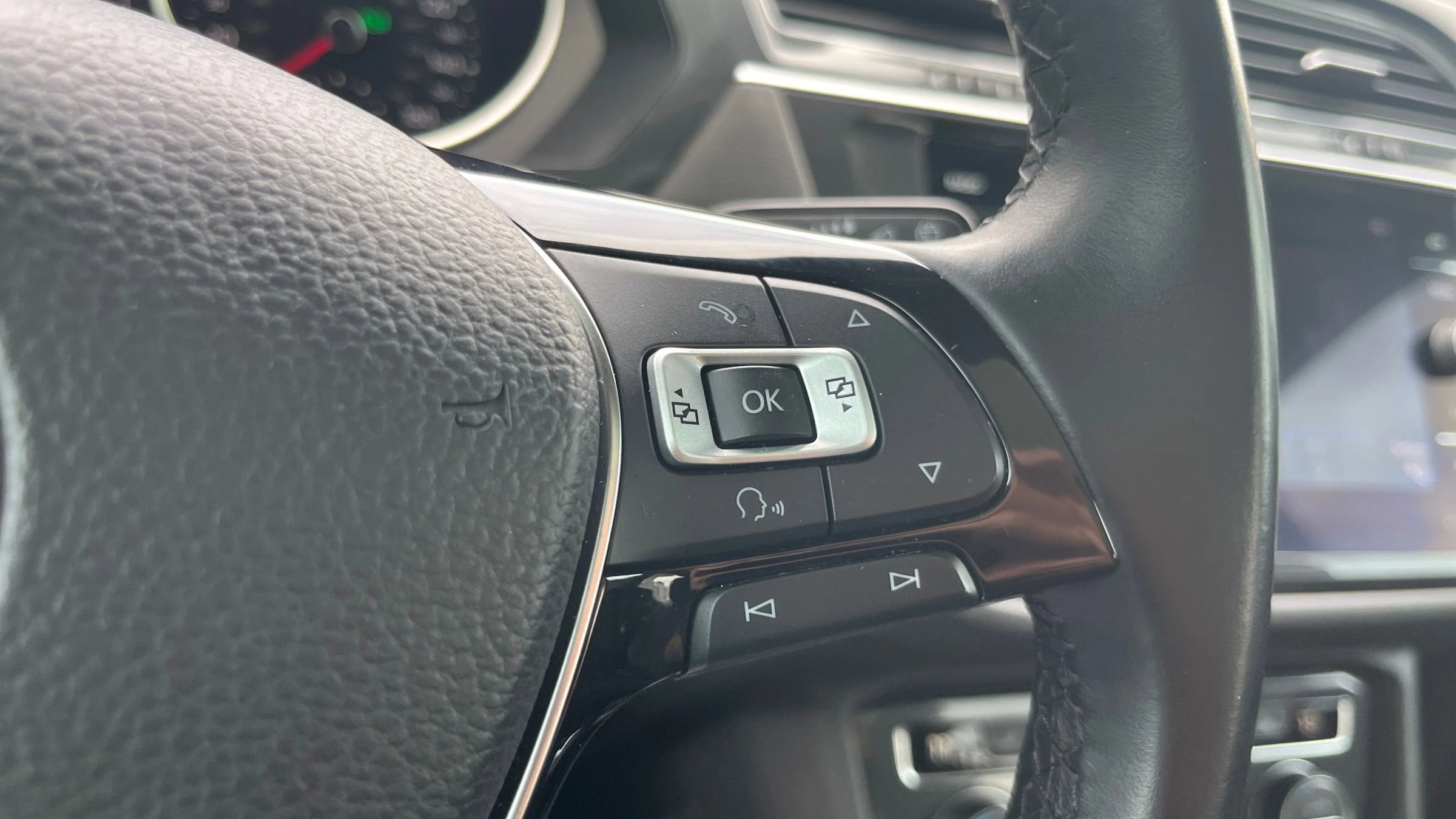Used 2018 Volkswagen Tiguan SE w/ Panoramic Sunroof Package AWD/4WD image 27