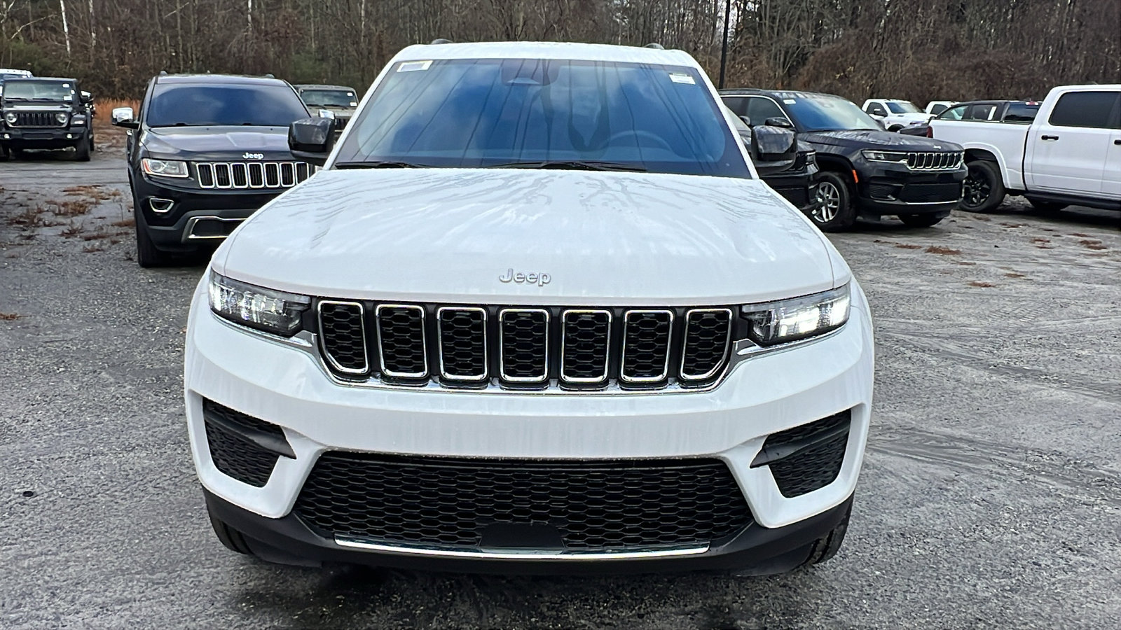 New 2025 Jeep Grand Cherokee Laredo image 3
