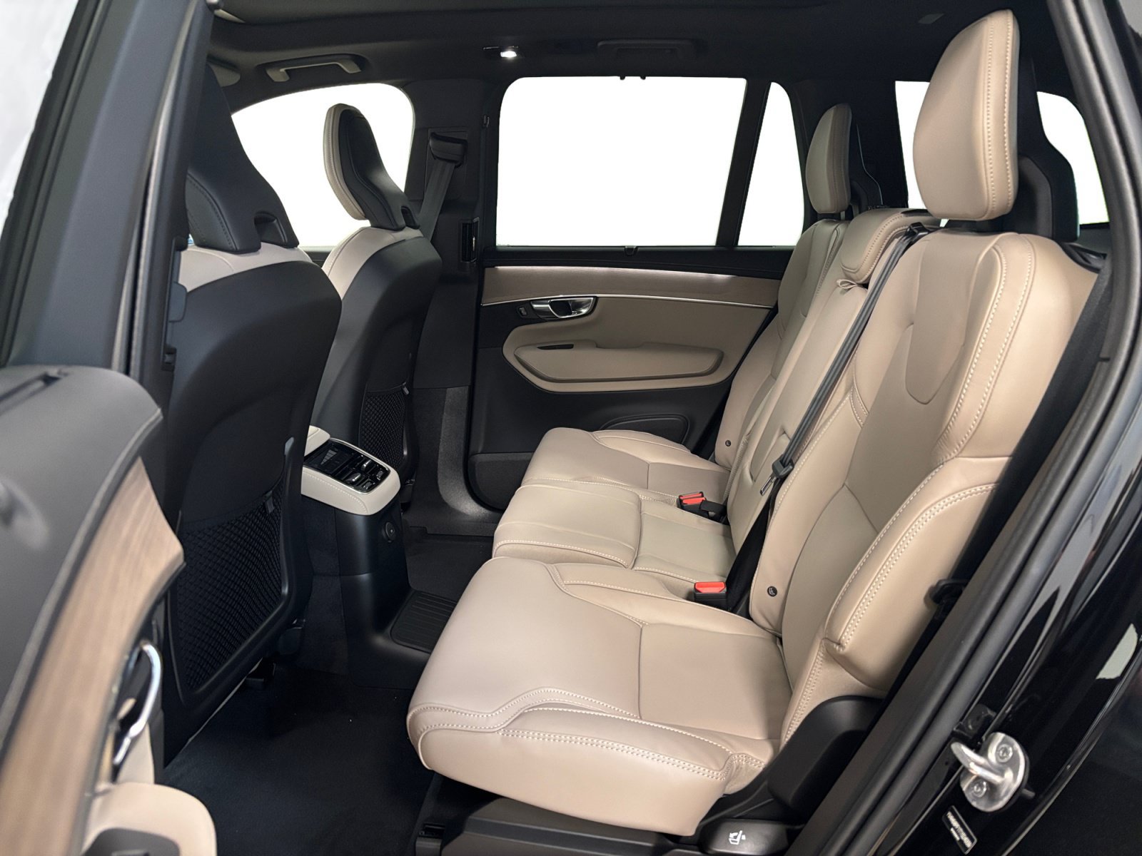 New 2026 Volvo XC90 T8 Ultra w/ Protection Package AWD/4WD image 13