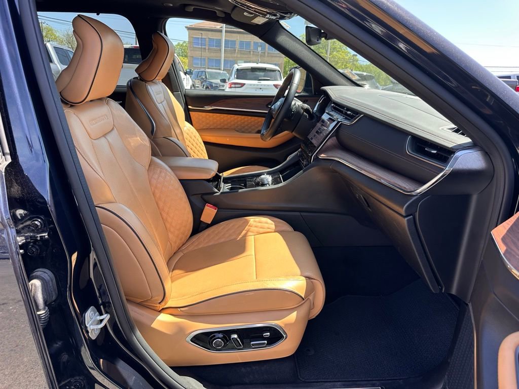 Used 2024 Jeep Grand Cherokee L Summit w/ Luxury Tech Group V image 21