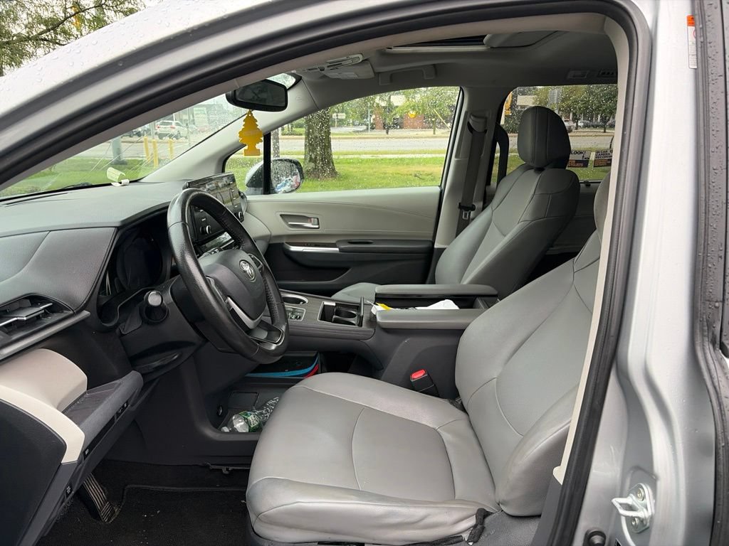 Used 2023 Toyota Sienna XLE FWD image 10