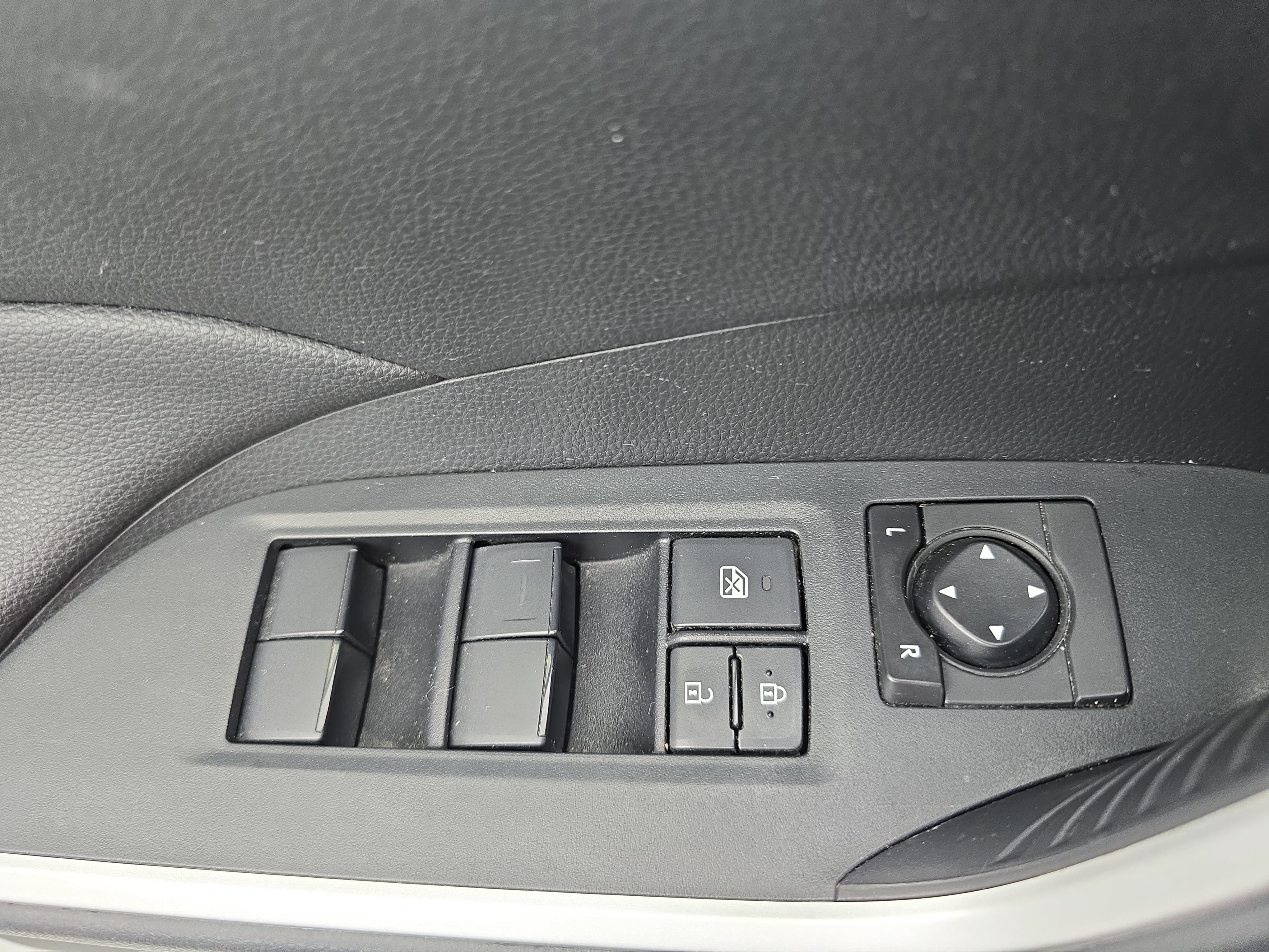Used 2019 Toyota RAV4 LE FWD image 26