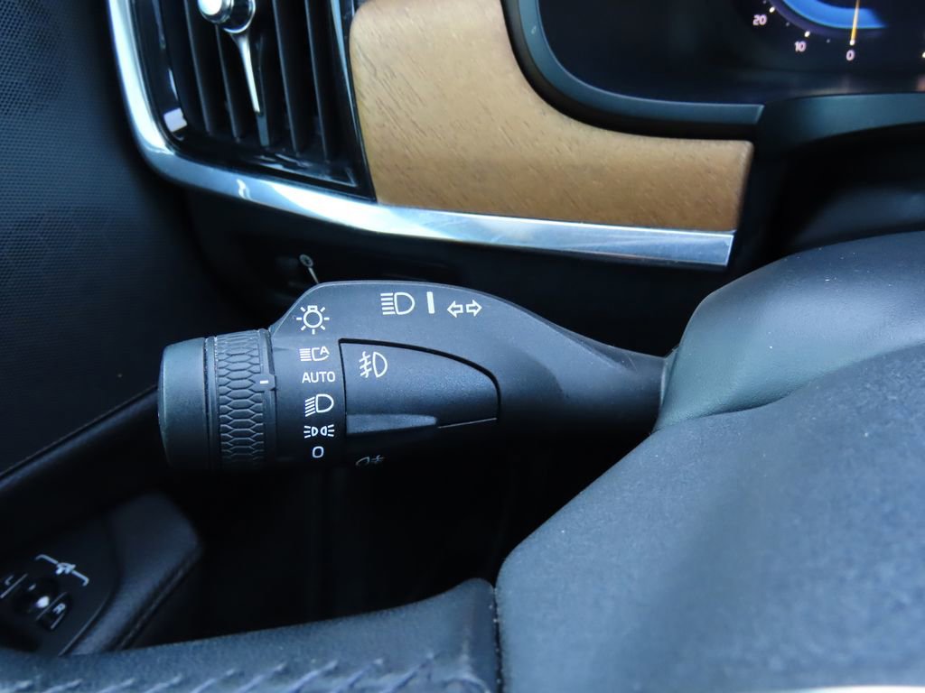 Used 2022 Volvo S90 B6 Momentum image 36