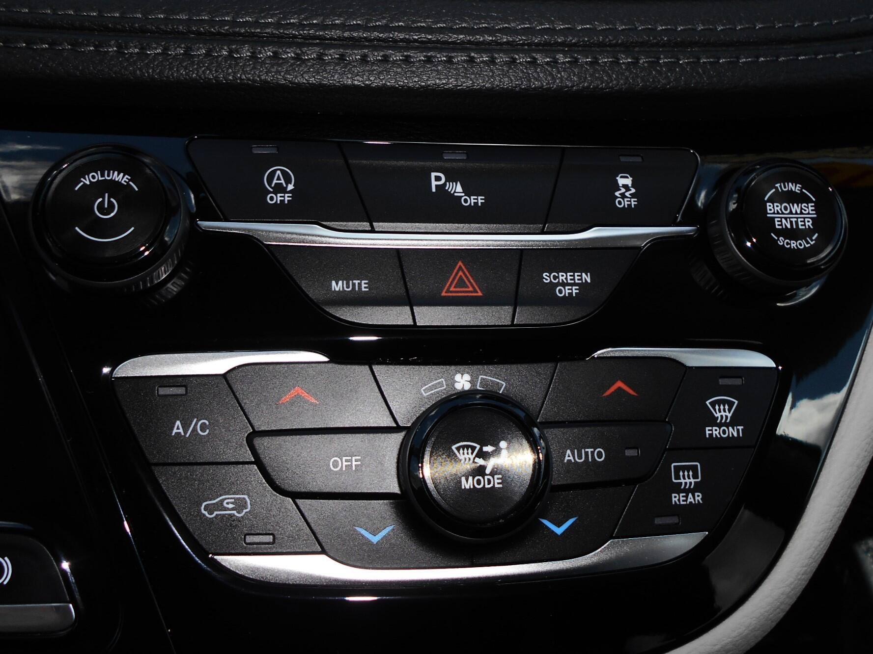 Certified 2018 Chrysler Pacifica Limited FWD image 16