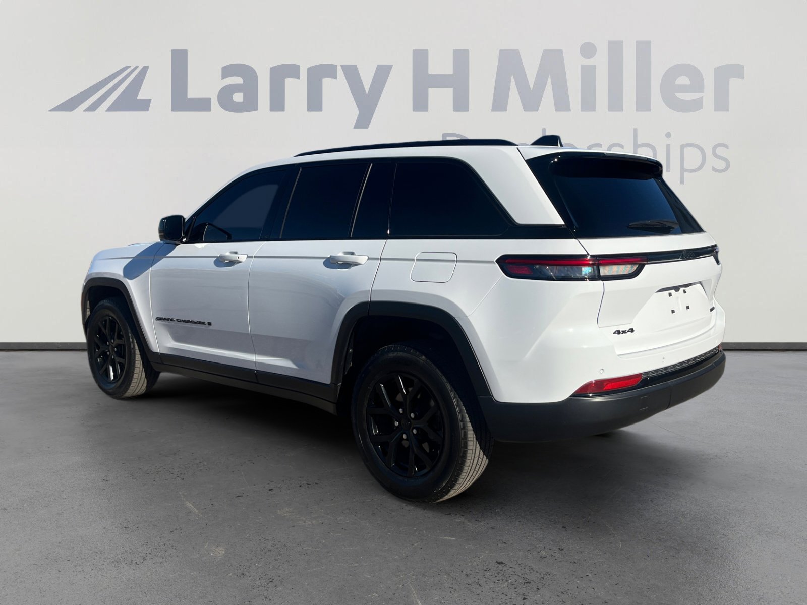 Used 2025 Jeep Grand Cherokee Altitude image 3