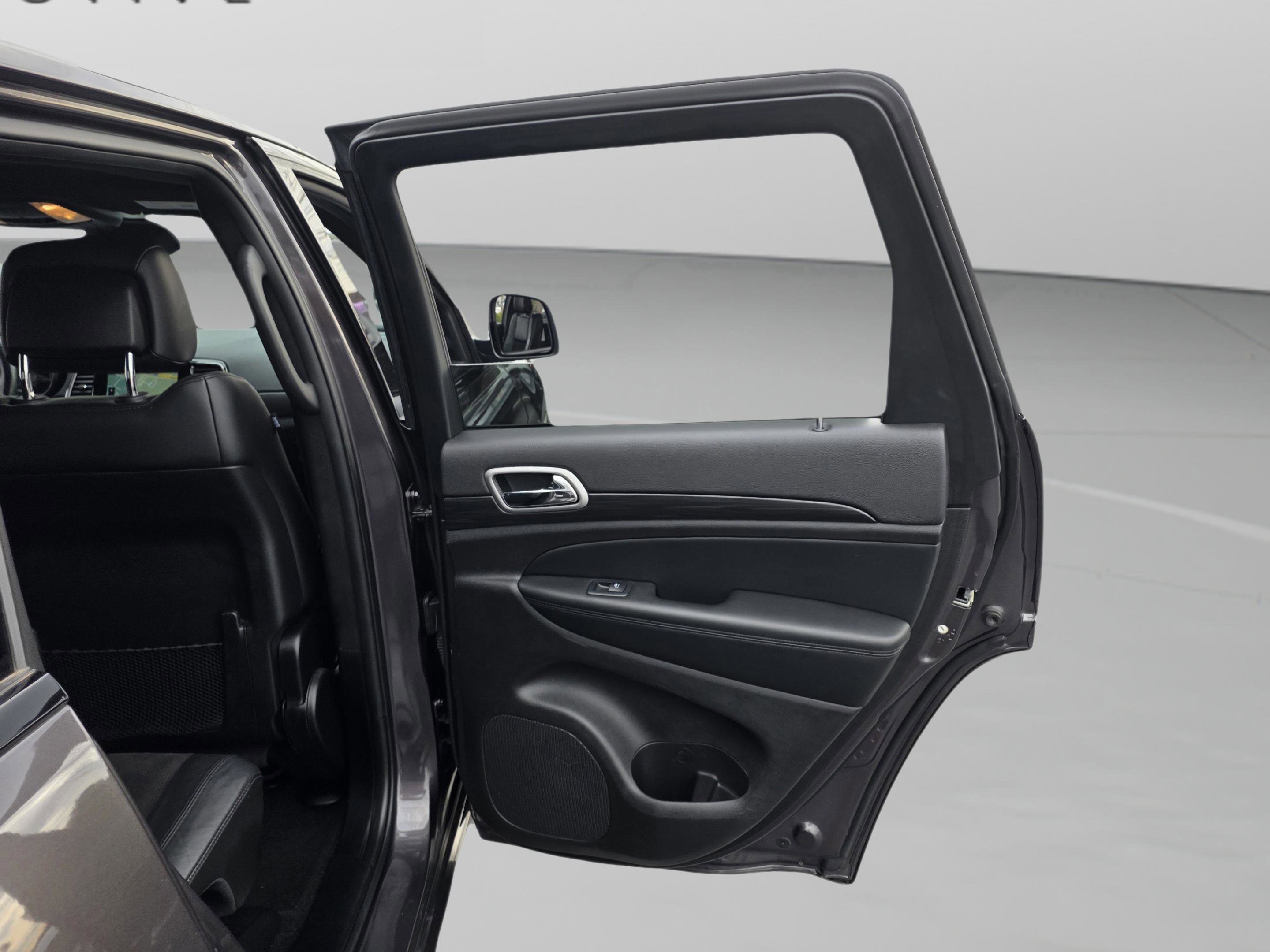 Used 2021 Jeep Grand Cherokee Laredo X image 25