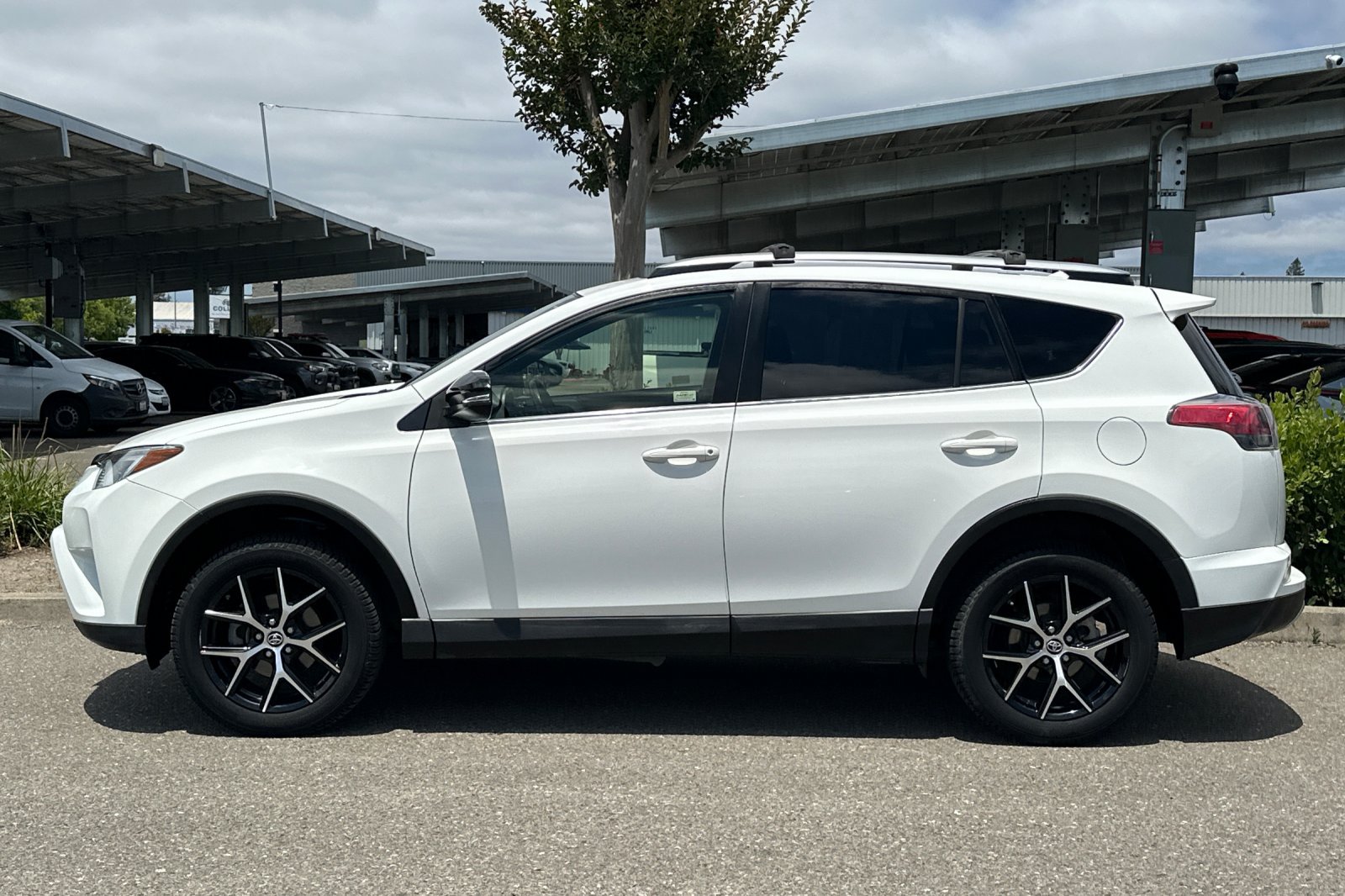 Used 2018 Toyota RAV4 SE w/ Power Extra Value Package AWD/4WD image 7