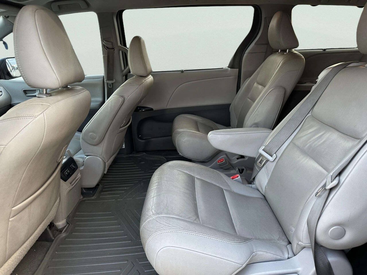 Used 2020 Toyota Sienna XLE w/ XLE Navigation Package FWD image 11