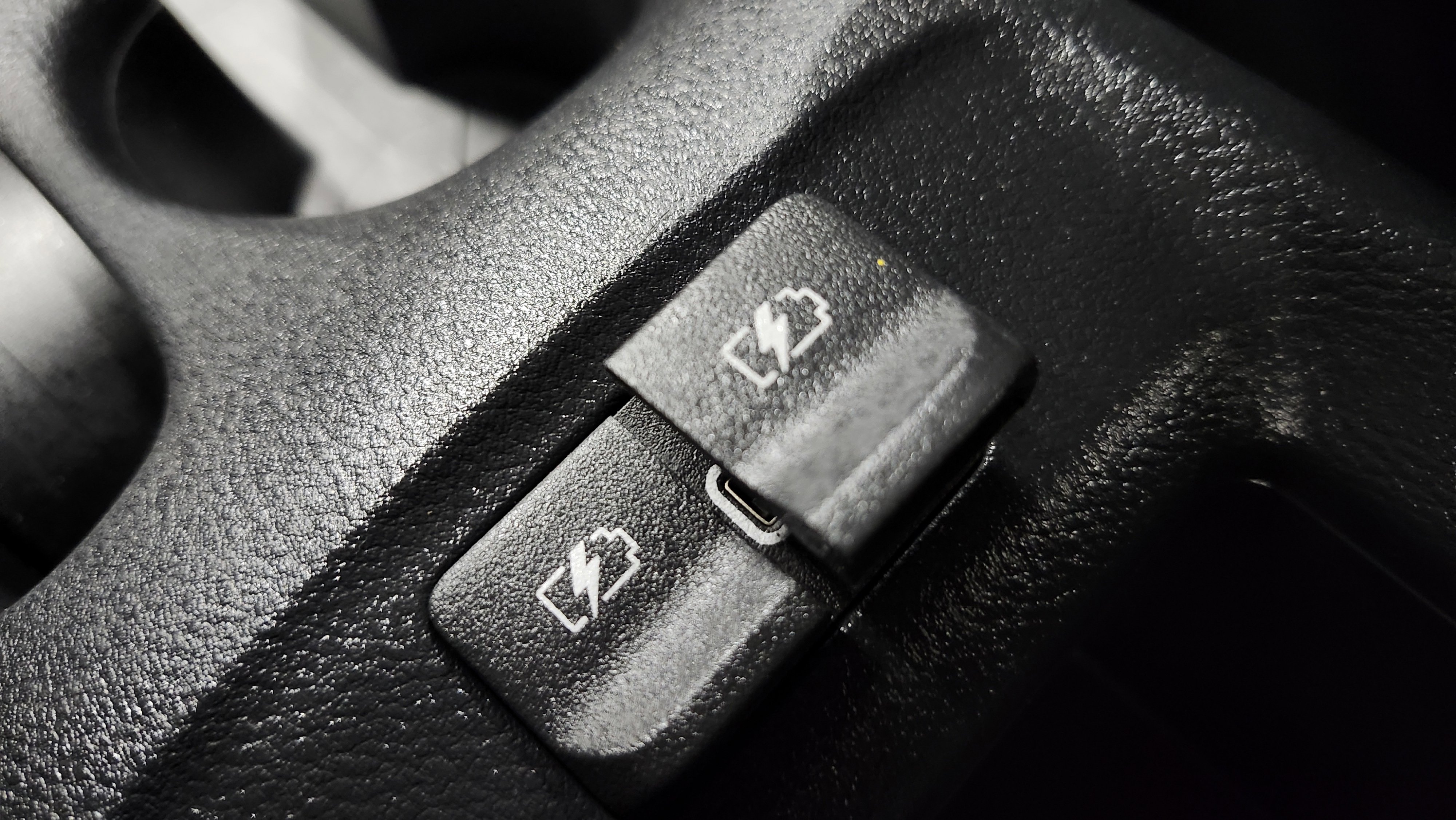 Used 2020 Nissan Kicks S image 9