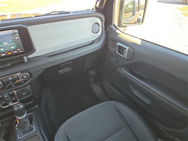 Used 2025 Jeep Wrangler Sahara image 12