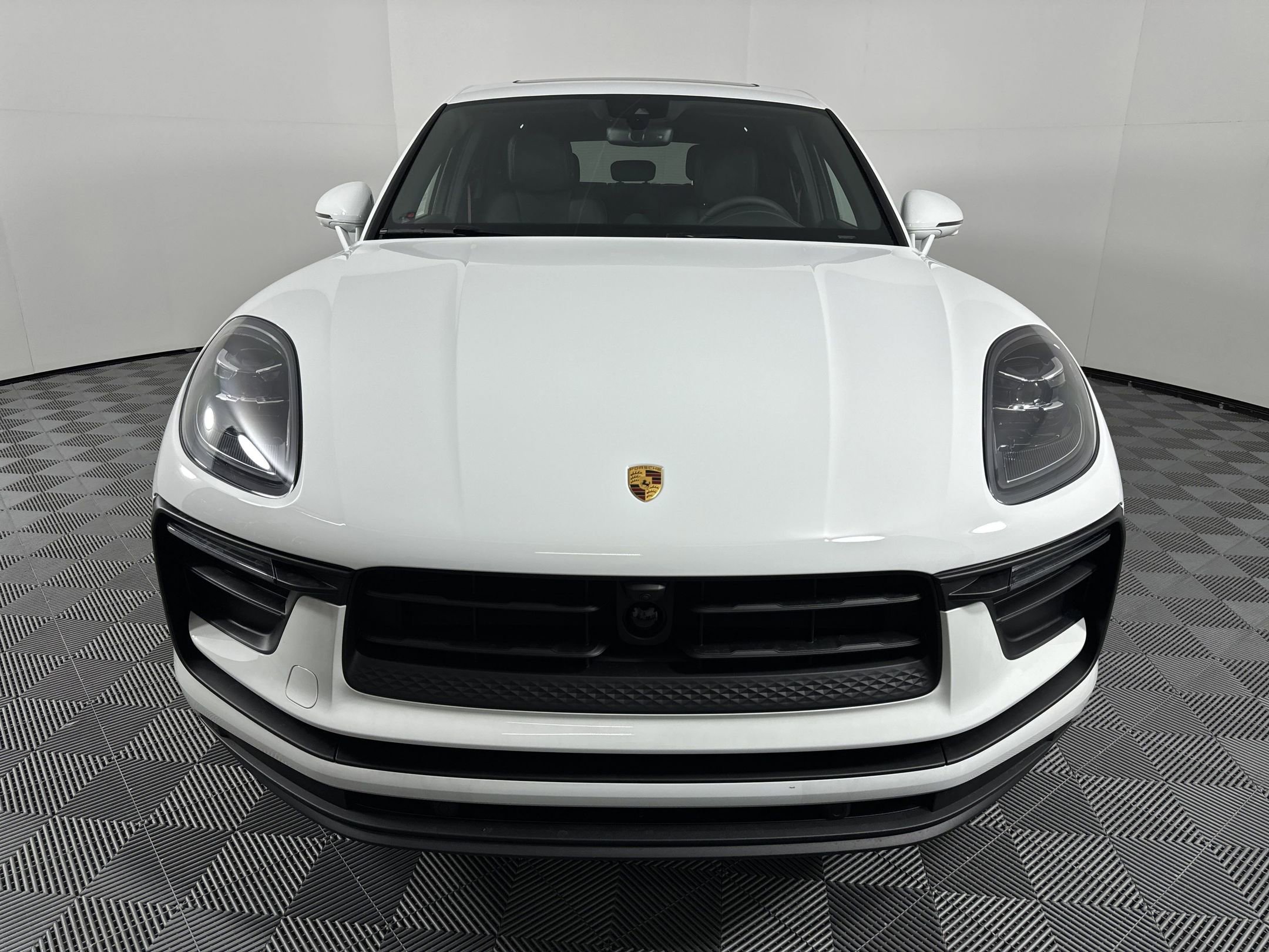 Used 2025 Porsche Macan image 6