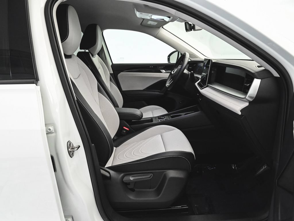 Used 2025 Volkswagen Tiguan SE AWD/4WD image 35