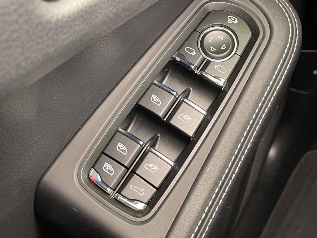 Certified 2025 Porsche Macan Turbo AWD/4WD image 39