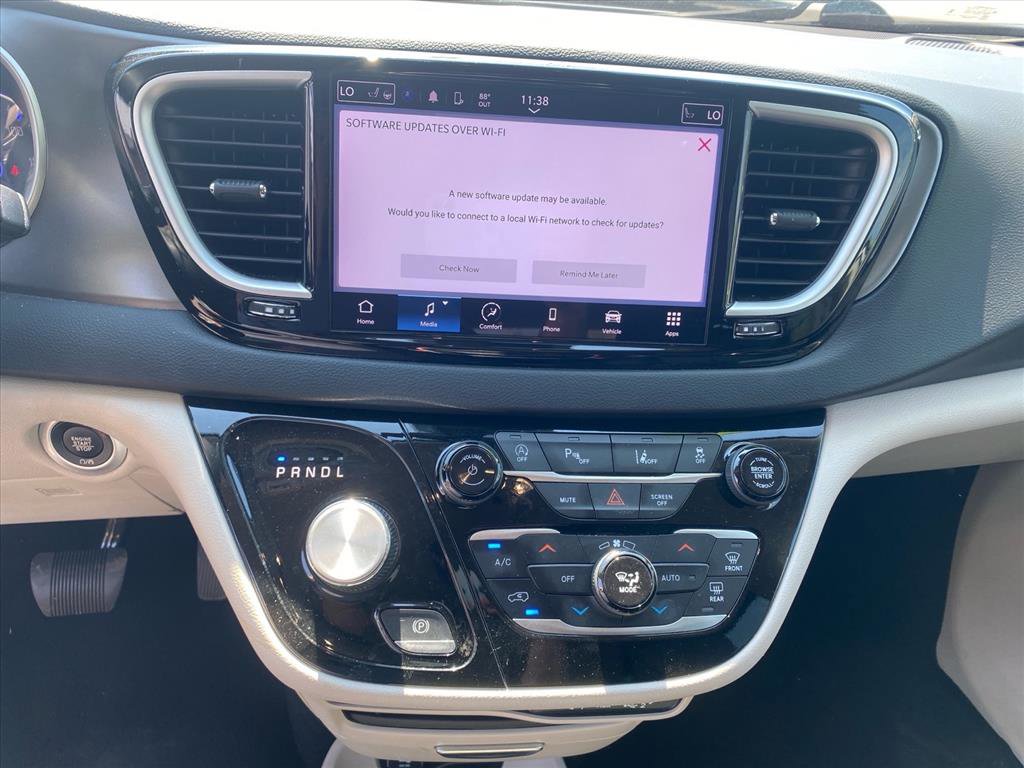Used 2024 Chrysler Pacifica Touring-L FWD image 11