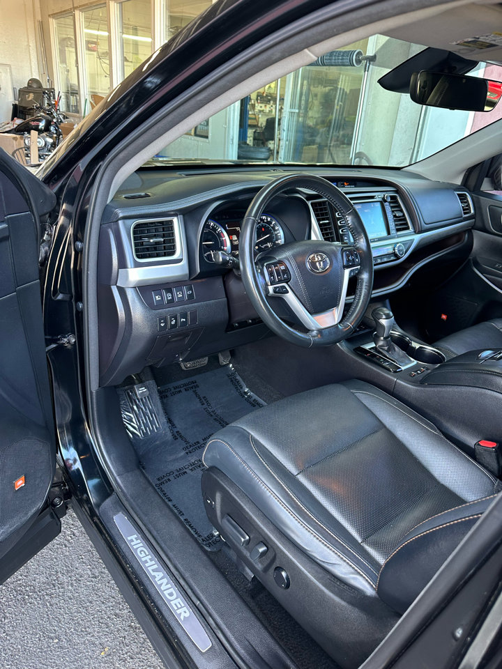 Used 2017 Toyota Highlander Limited image 12